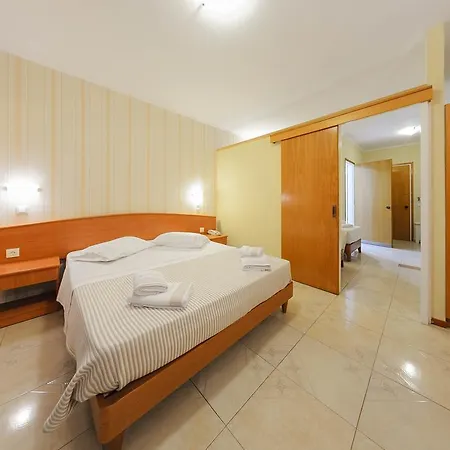 מלון דירות Zante Palace 3*